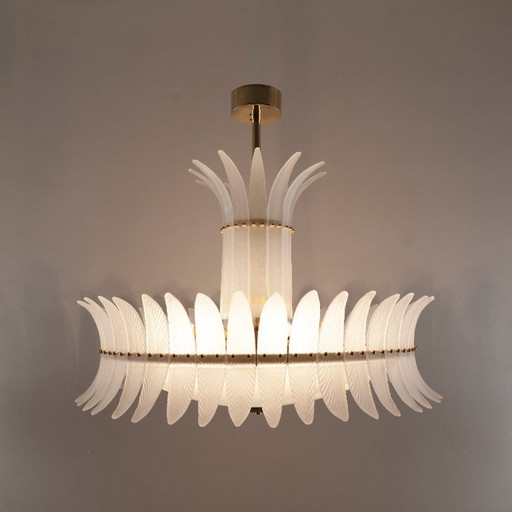 Lustre Art déco en verre de Murano italien, orné de plumes et de détails en laiton.