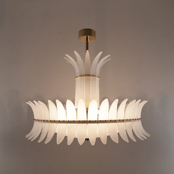 Image 1 of Lustre Art déco en verre de Murano italien, orné de plumes et de détails en laiton.