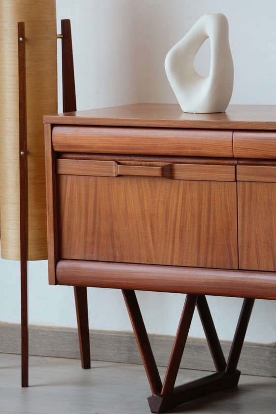 Image 1 of Elliotts of Newbury Low Dressoir: een icoon van mid-century design in teakhout