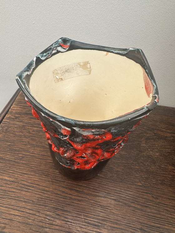 Image 1 of Fat Lava Vaas Rood en Mat Zwart H 17 cm - Toegeschreven aan Vallauris
