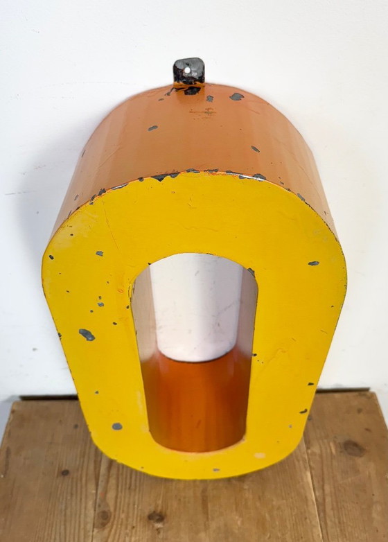 Image 1 of Grande lettera O in ferro giallo vintage per facciata, anni '60