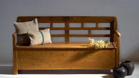 Antique painted storage bench in pine wood – Central Europe, circa 1920 – Benches (photo 3 of 40)
