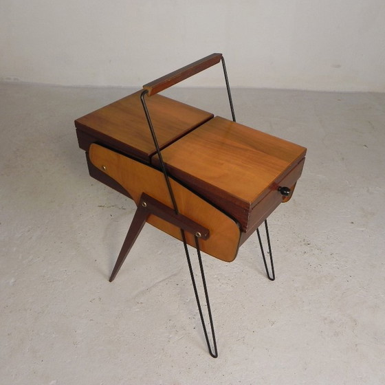 Image 1 of Coffre à couture vintage, coffre de rangement pliable à pieds inclinés, années 1950
