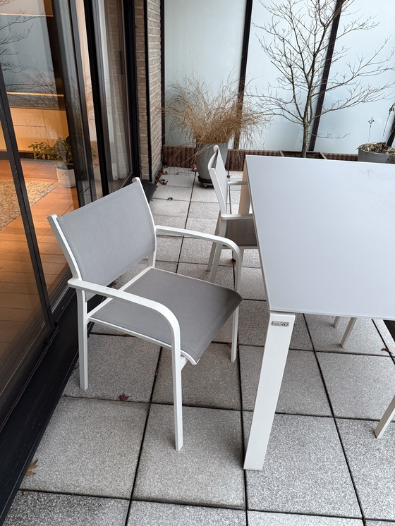 Image 1 of Modernes Gartenmöbelset, bestehend aus einem 4-Jahreszeiten-Tisch mit 4 Stühlen in Weiß und Grau