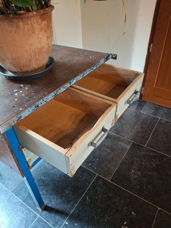 Image 1 of Industrieel vintage werktafeltje / ladekast