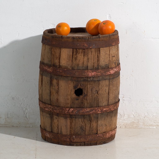 Barril de madera antiguo con aros de hierro – Hungría, circa 1930