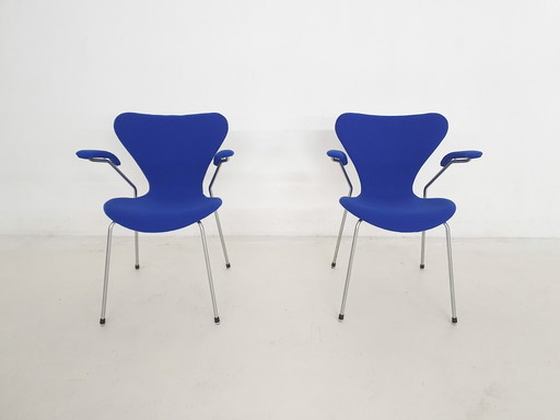 Set of 2 model 3207 dining chairs by Arne Jacobsen for Fritz Hansen, Denmark 2001