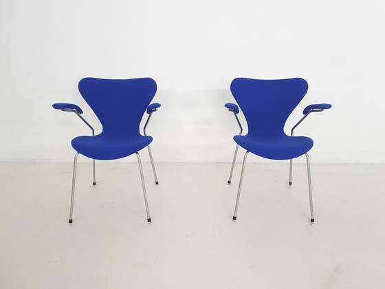 Image 1 of Set of 2 model 3207 dining chairs by Arne Jacobsen for Fritz Hansen, Denmark 2001