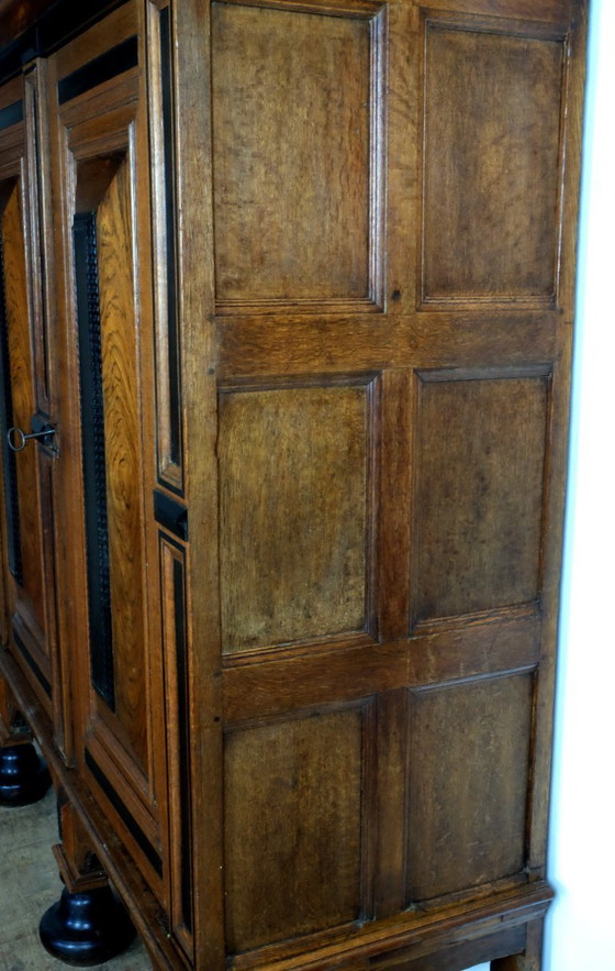 Image 1 of Armario de cojines de Gelderland, hacia 1650/ Gelderland Cushion Cabinet, 1650