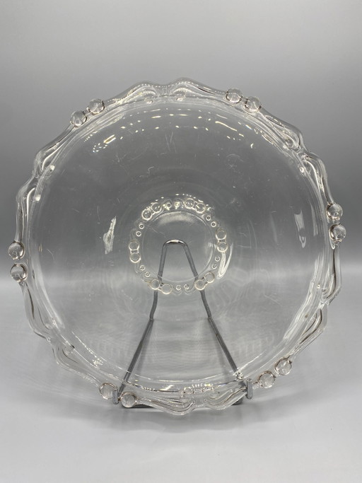 Piatto da portata vintage in vetro stampato, con decorazioni a perline e volute. – glazen karaffen, Glass, Mid Century Modern