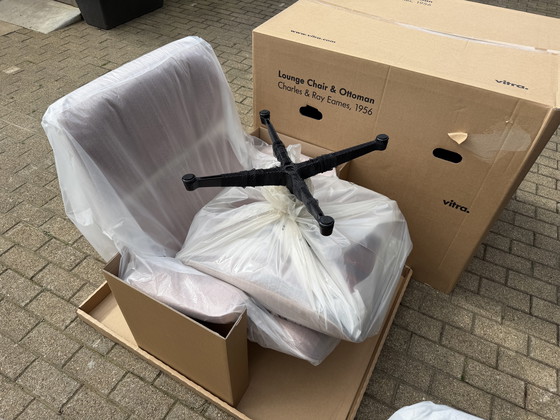 Image 1 of Poltrona lounge Vitra Eames XL + poggiapiedi, in pregiata pelle nera e palissandro Santos. NUOVA!!