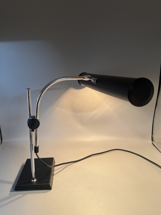 Image 1 of Stijlvolle verstelbare bureaulamp van OMI – Mid-Century functionaliteit met een strakke moderne uitstraling