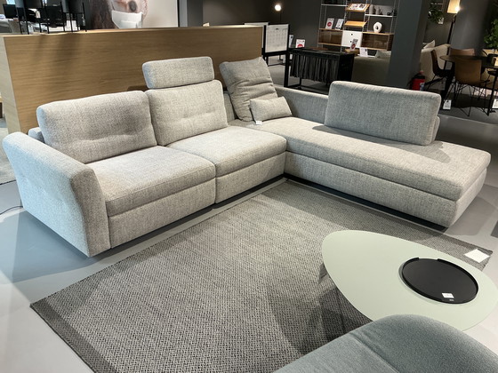 Image 1 of Sillón Moome Bas con modelo de exposición relax