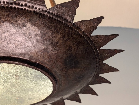Suspension brutaliste soleil en métal martelé, Verre, Marron (photo 7 sur 9)