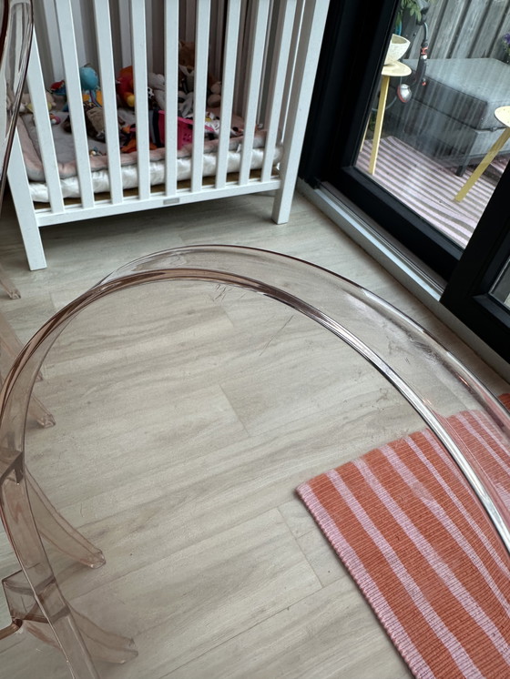 Image 1 of 3 roze Kartell Louis Ghost eetkamerstoelen