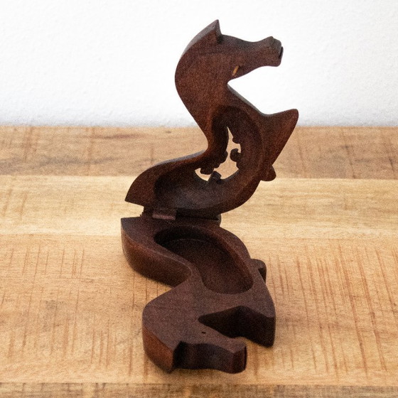 Image 1 of Coffre à chevaux en bois ajouré sculpté à la main