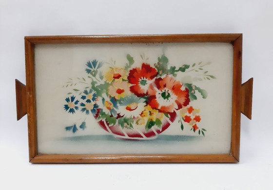 Image 1 of Bandeja de madera antigua para servir con flores pintadas a mano bajo cristal.
