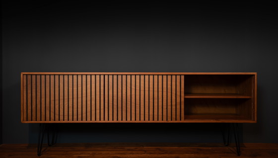 Image 1 of Credenza di metà secolo realizzata a mano in legno massiccio