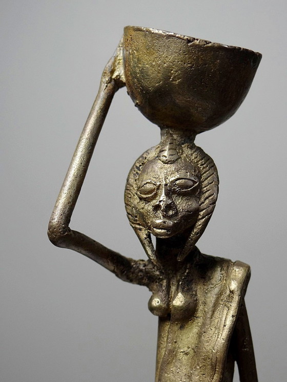 Image 1 of Statuette Africaine Bronze à la Cire Perdue Porteuse d'Eau Burkina Faso
