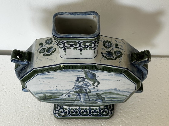 Image 1 of Vaso ottagonale, fine XIX secolo, in stile Delft - marchio non identificato