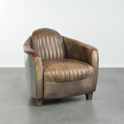 Fauteuil club aviateur design en cuir de vachette robuste et de caractère avec une finition unique en aluminium