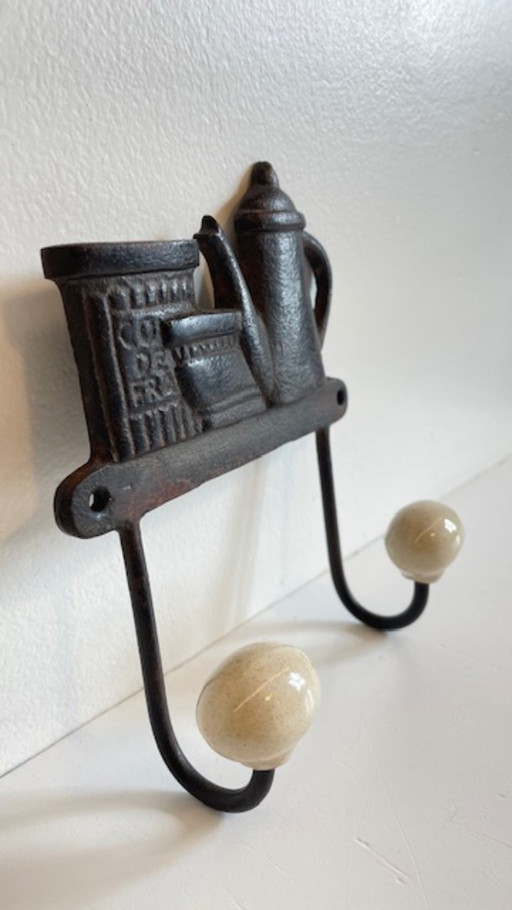 Garderobe aus Gusseisen und Porzellan