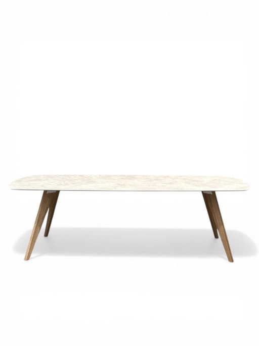 Mesa de cerámica de 260x110 cm con patas de roble macizo.