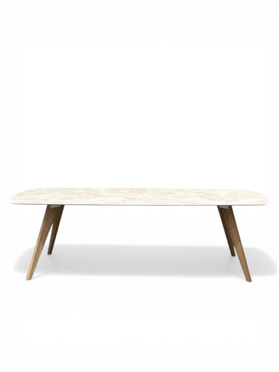 Image 1 of Mesa de cerámica de 260x110 cm con patas de roble macizo.