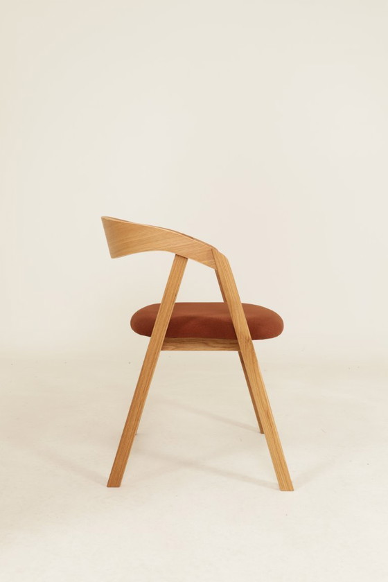 Image 1 of Moderne set van 6 eetkamerstoelen van natuurlijk eikenhout met terracotta bekleding.