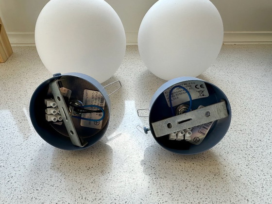 Image 1 of Paire de luminaires neufs pour plafond/applique murale, globe en opale bleu poussiéreux