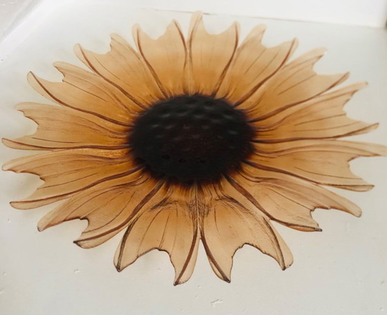 Image 1 of Plato con forma de girasol en vidrio moldeado y prensado, circa 1960.
