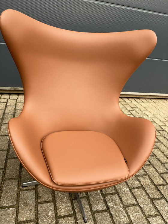 Image 1 of 2 sillas Egg de Fritz Hansen en piel color coñac, ¡en perfecto estado!