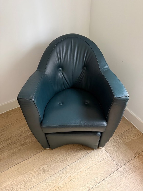 Image 1 of Sillón Leolux Carabita con otomana, tapizado en piel verde oscuro.