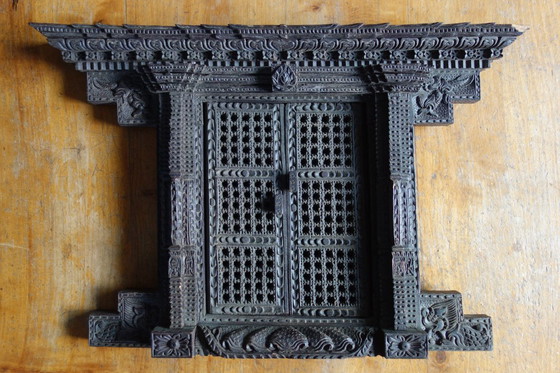 Image 1 of Antiek Newari-raam van gesneden hout, in Nepalese stijl.