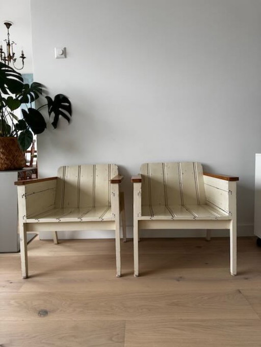 Deux fauteuils bas Piet Hein Eek en bois recyclé, blancs