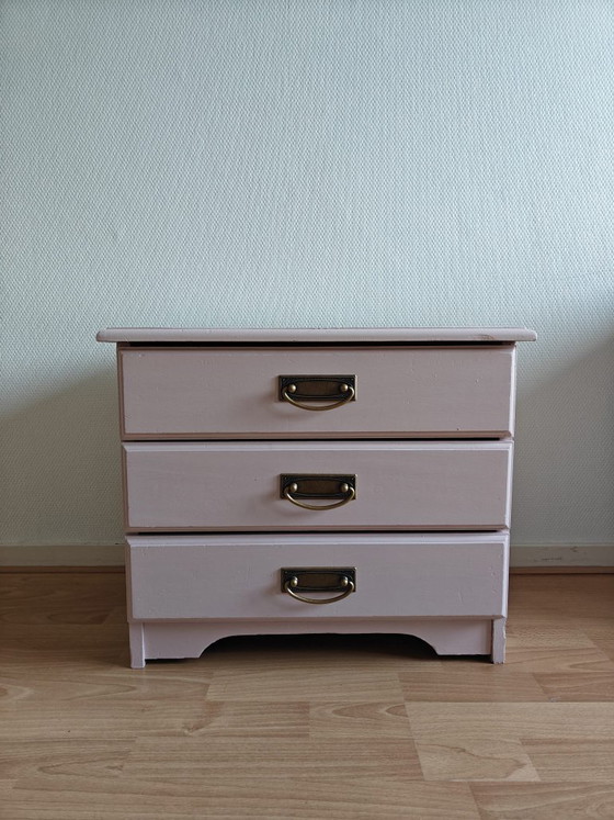 Old pink chest of drawers with brass-colored handles – vintage – Wood (photo 2 of 7)