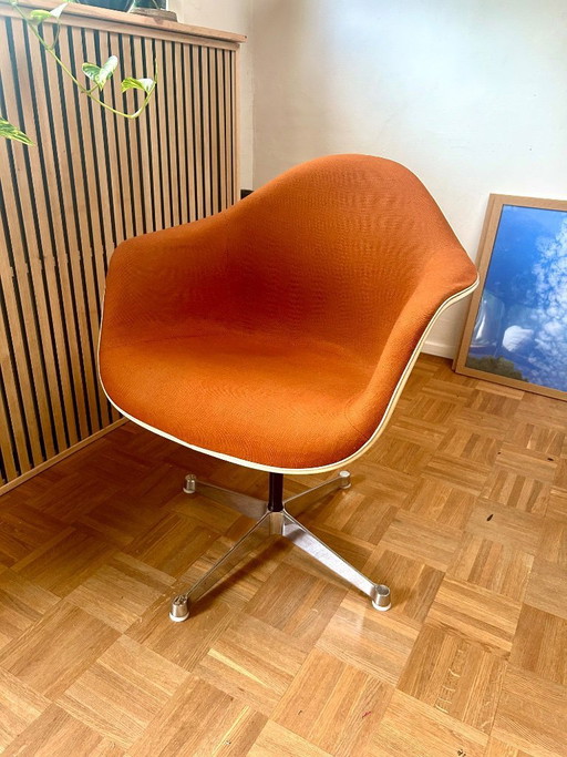 Sehr schöner Vintage-Eames-PAC-Schalenstuhl von Vitra – bureaustoelen, Textile, Aluminium (photo 2 of 11)