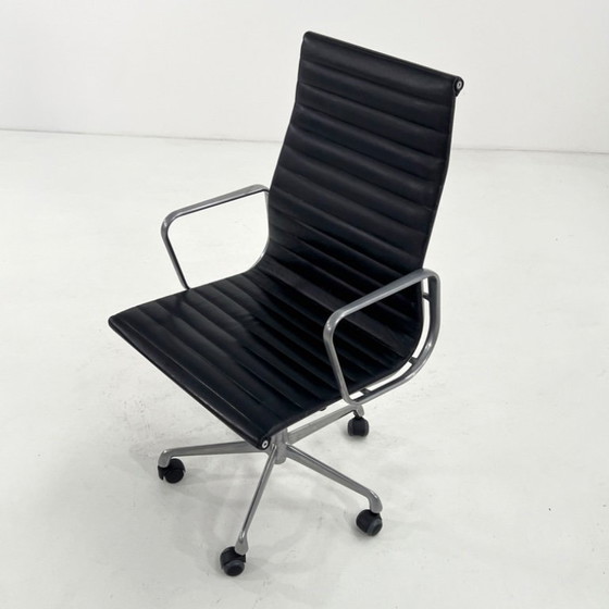 Image 1 of Zwarte leren Eames EA119 bureaustoel van Charles & Ray Eames voor ICF, jaren 70.