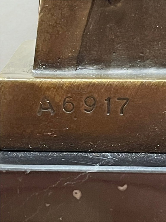 Image 1 of Bronzen sculptuur gesigneerd Coenrad – Gestileerde uil – Marmeren sokkel – Parijs