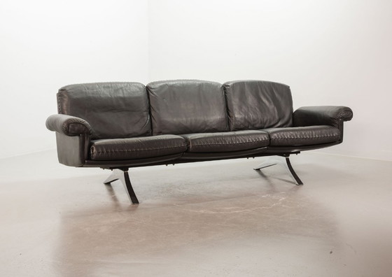 Image 1 of Exquisite Mid-Century Design De Sede Black Leather Strap Stitched Three-Seat Sofa DS31. Switzerland, 1960s.