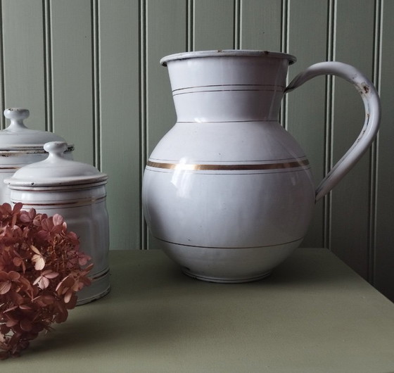 Image 1 of Großer, bauchiger Krug aus weiß emailliertem Metall mit Goldrand
