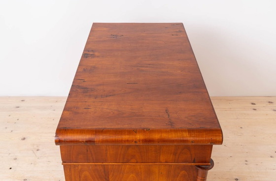 Image 1 of Cómoda Biedermeier de madera de cerezo, mediados del siglo XIX.