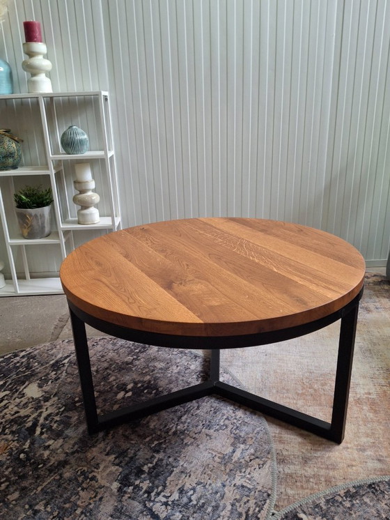 Image 1 of Nueva y robusta mesa de centro de roble macizo y base de metal.