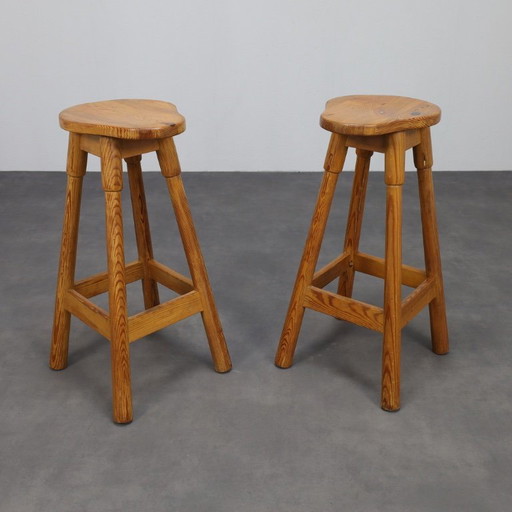 Paar barkrukken van grenenhout, 1970