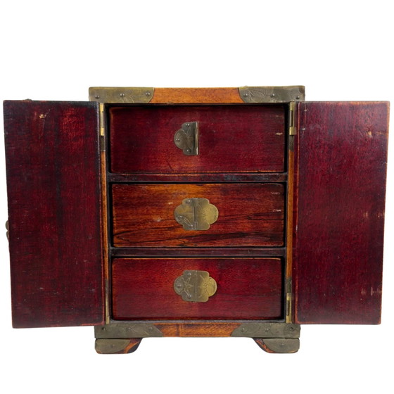 Chinesische Holz-Schmuckschatulle mit geschnitzten Steinplatten und Messingbeschlägen – Dekorative Objekte (photo 4 of 10)