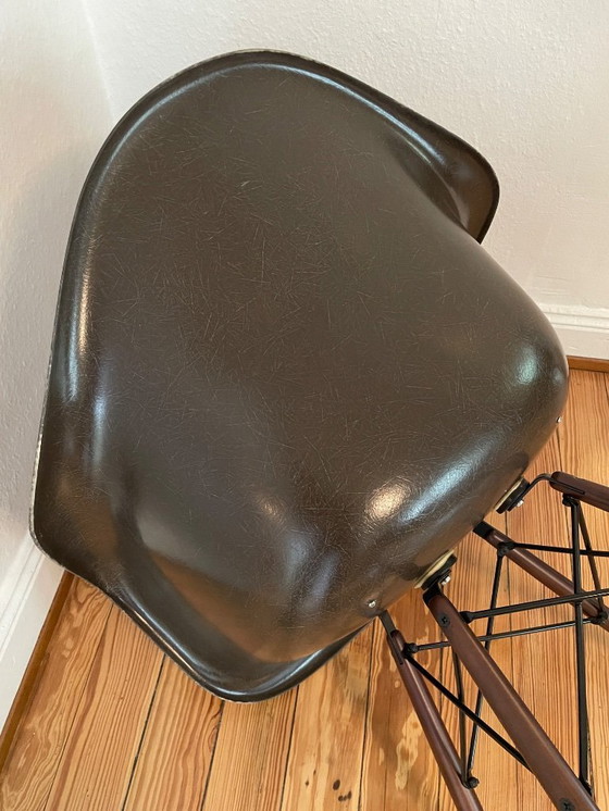 Image 1 of Set di 6 poltrone Eames Fiberglass Armchair Miller marrone scuro, struttura Vitra