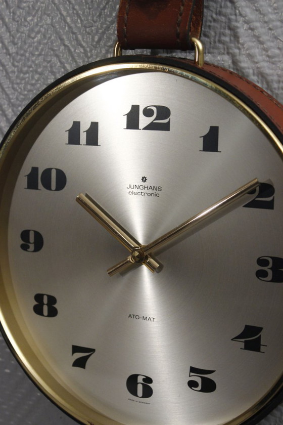 Image 1 of Pendule murale vintage Junghans laiton cadre cuir ceinture design moderniste 1970s