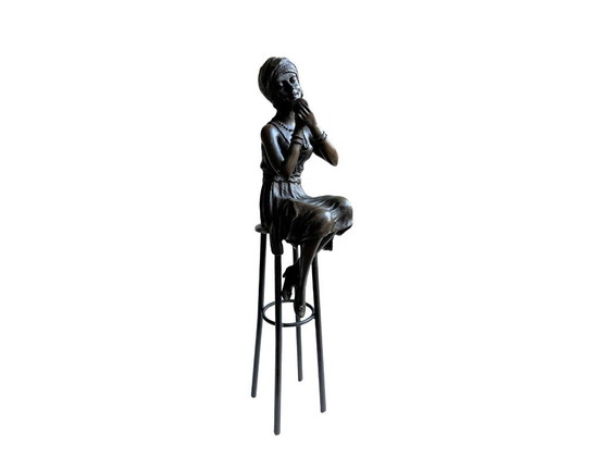 Image 1 of Bronzen beeld – Elegante dame op kruk in Charleston-stijl