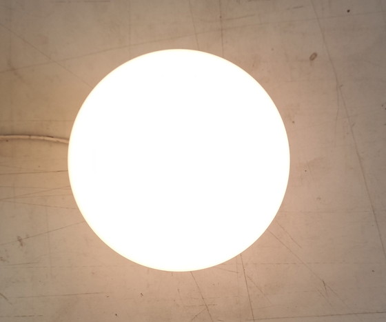 Image 1 of Lámpara de techo o de pared Art Déco con globo opalino - mediados del siglo XX