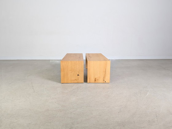 Image 1 of Set van 2 Koinor bijzettafels/bankjes, eikenhouten balk, Bewerken Vrije Beweging
